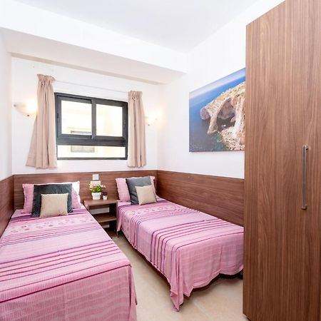Islet Promenade Seafront Apartment With Large Corner Terrace By Getawaysmalta セント・ポールズ・ベイ エクステリア 写真