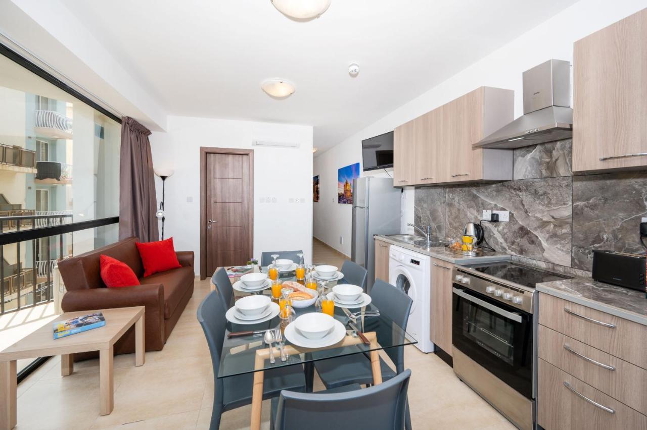 Islet Promenade Seafront Apartment With Large Corner Terrace By Getawaysmalta セント・ポールズ・ベイ エクステリア 写真
