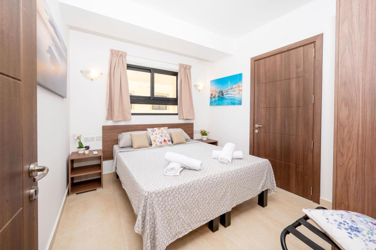Islet Promenade Seafront Apartment With Large Corner Terrace By Getawaysmalta セント・ポールズ・ベイ エクステリア 写真