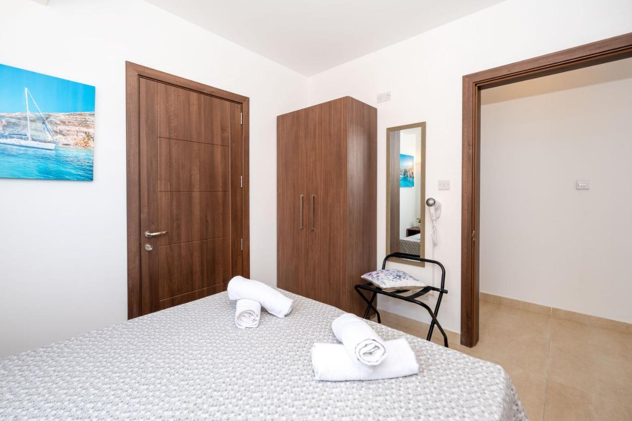 Islet Promenade Seafront Apartment With Large Corner Terrace By Getawaysmalta セント・ポールズ・ベイ エクステリア 写真