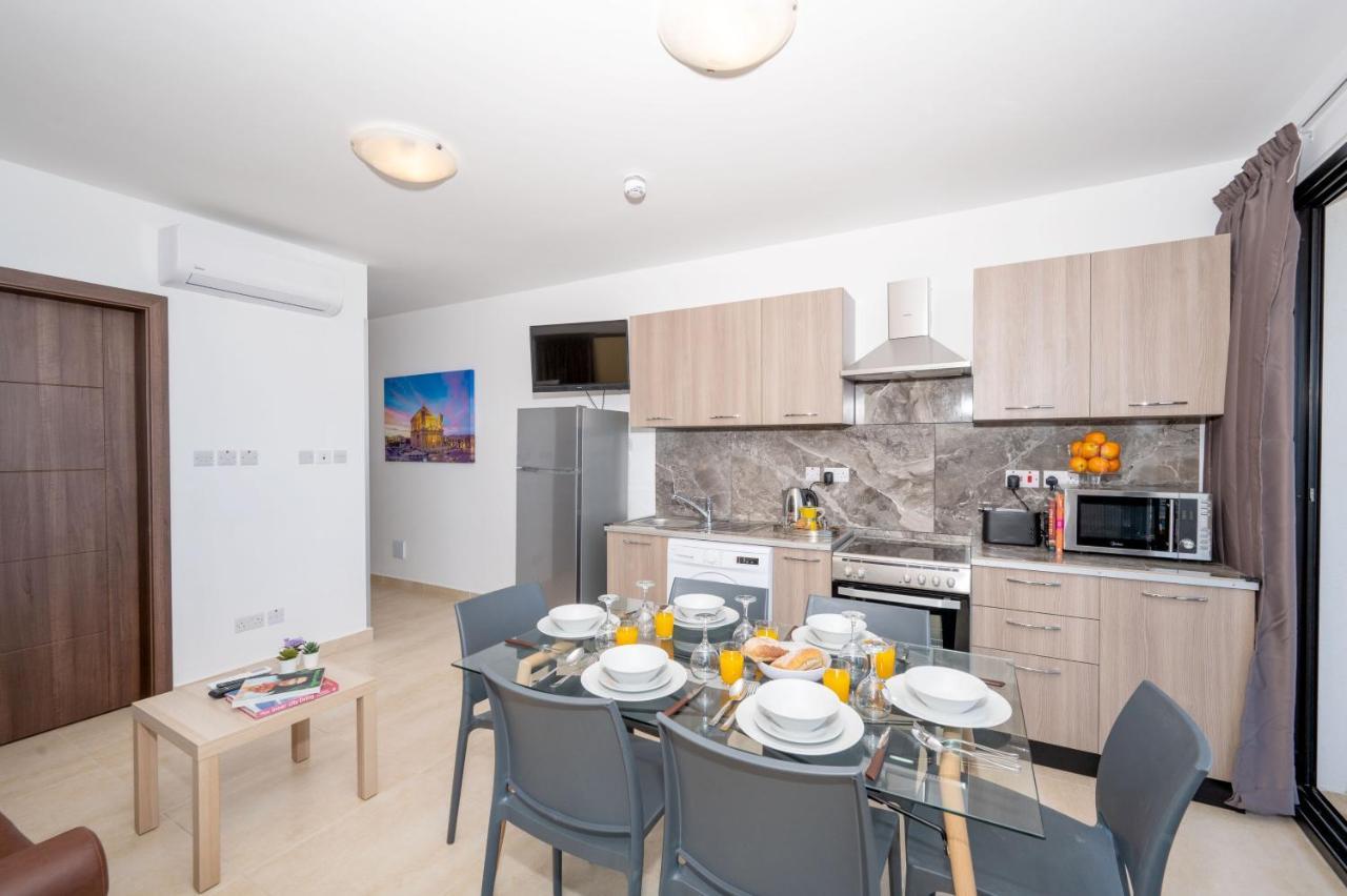 Islet Promenade Seafront Apartment With Large Corner Terrace By Getawaysmalta セント・ポールズ・ベイ エクステリア 写真