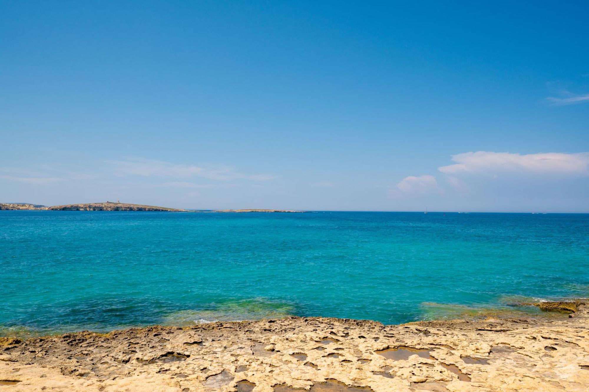 Islet Promenade Seafront Apartment With Large Corner Terrace By Getawaysmalta セント・ポールズ・ベイ エクステリア 写真