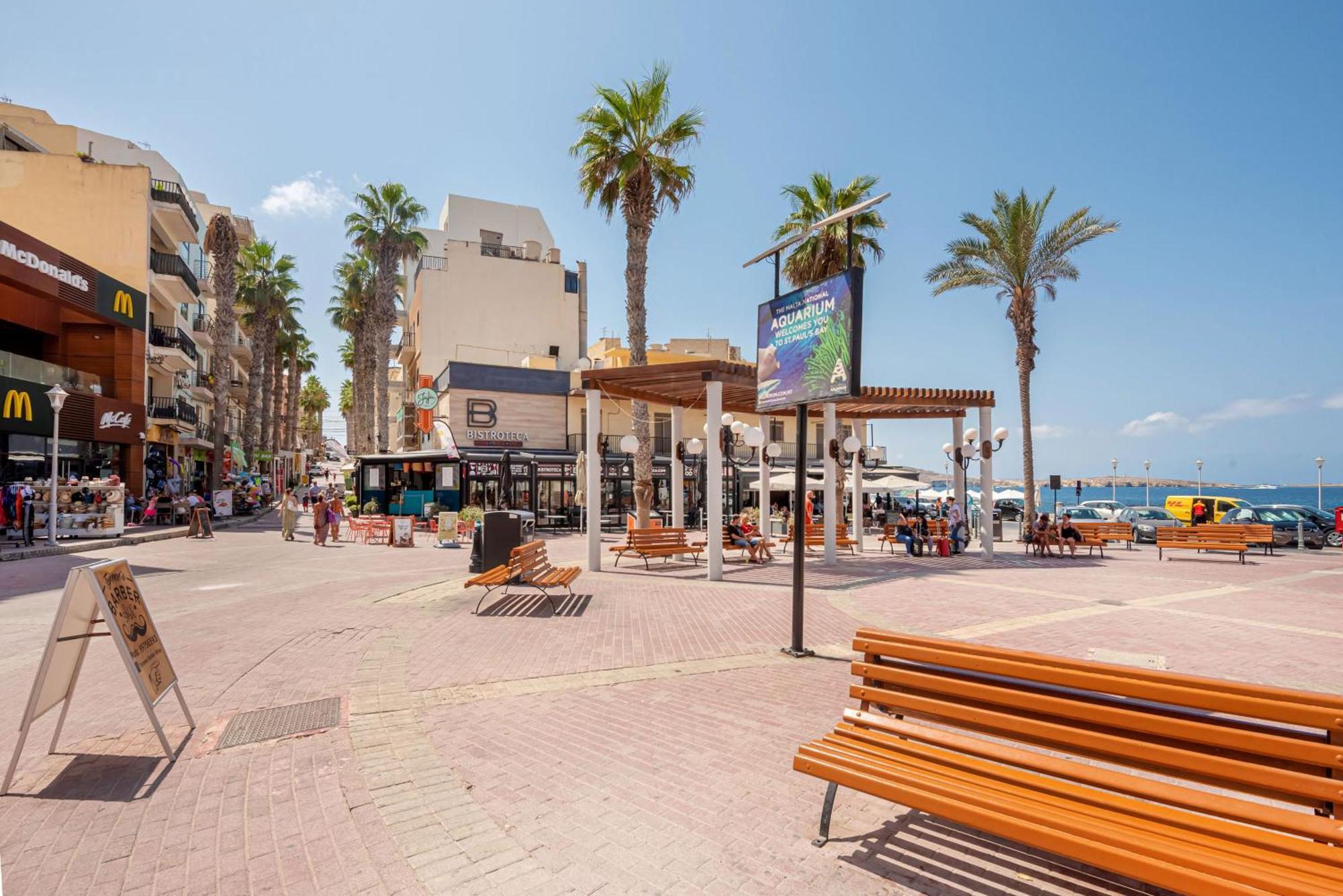 Islet Promenade Seafront Apartment With Large Corner Terrace By Getawaysmalta セント・ポールズ・ベイ エクステリア 写真