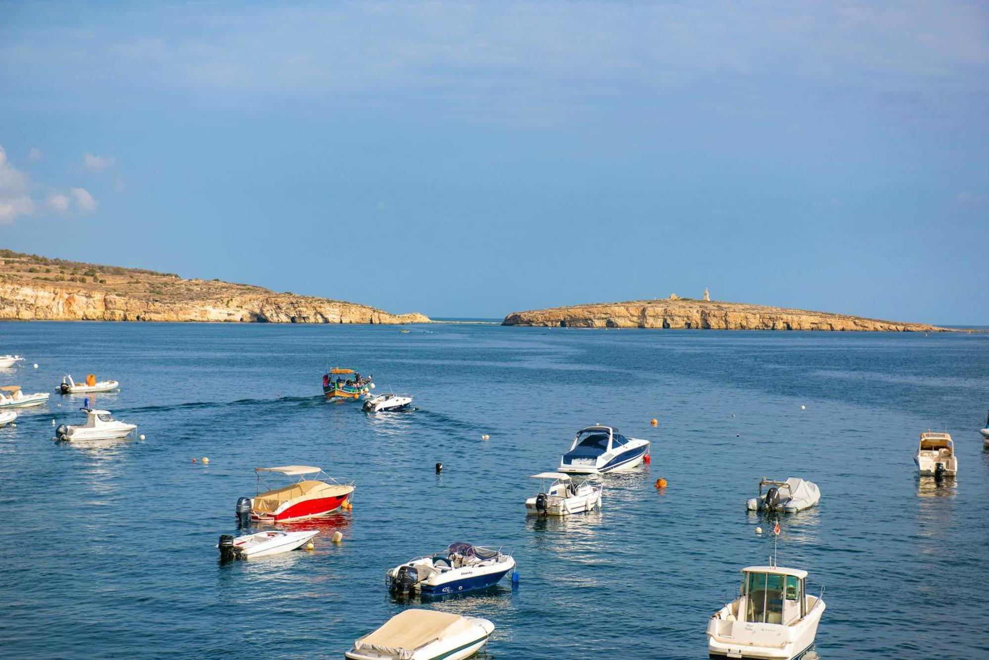 Islet Promenade Seafront Apartment With Large Corner Terrace By Getawaysmalta セント・ポールズ・ベイ エクステリア 写真