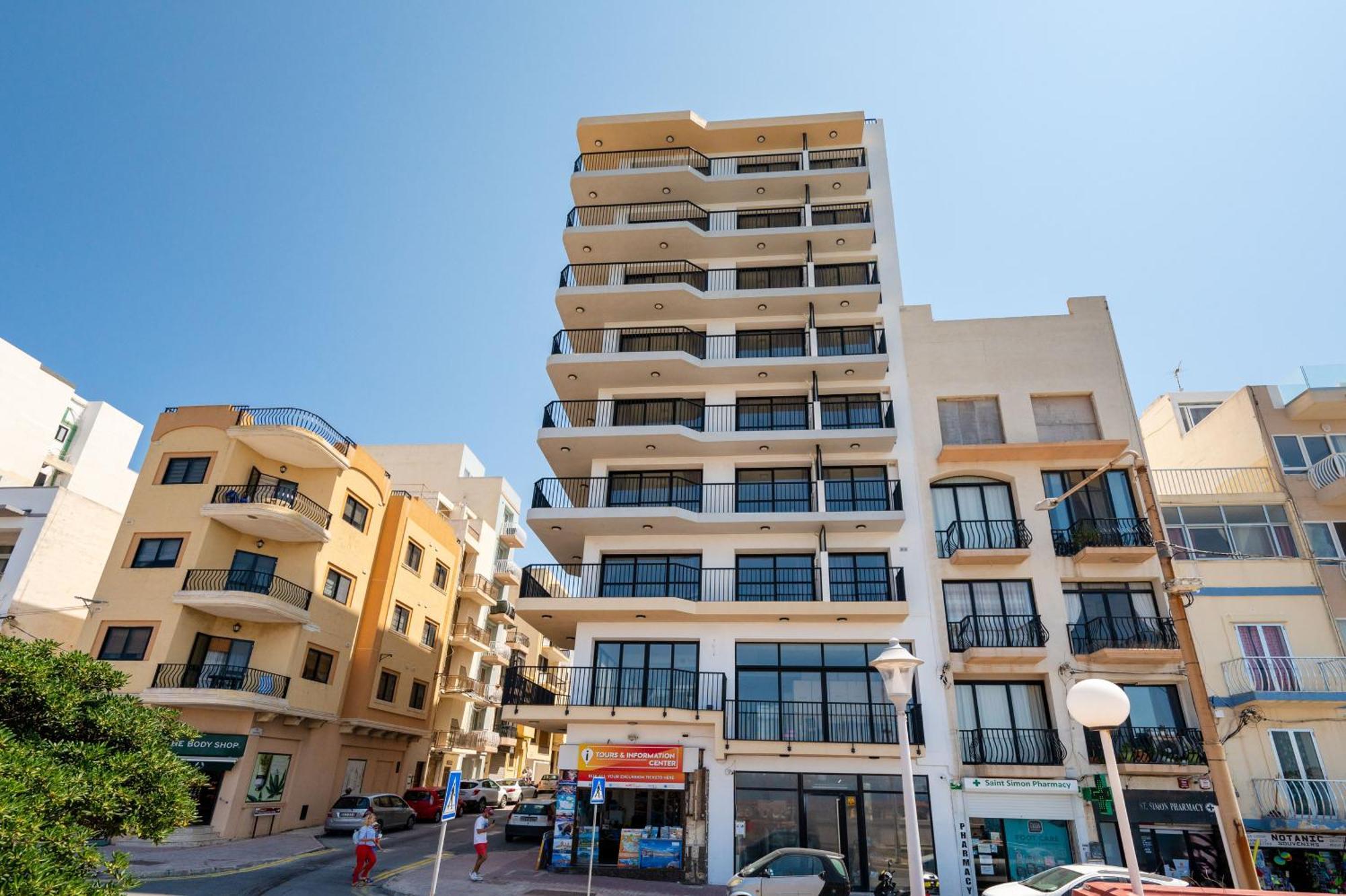 Islet Promenade Seafront Apartment With Large Corner Terrace By Getawaysmalta セント・ポールズ・ベイ エクステリア 写真