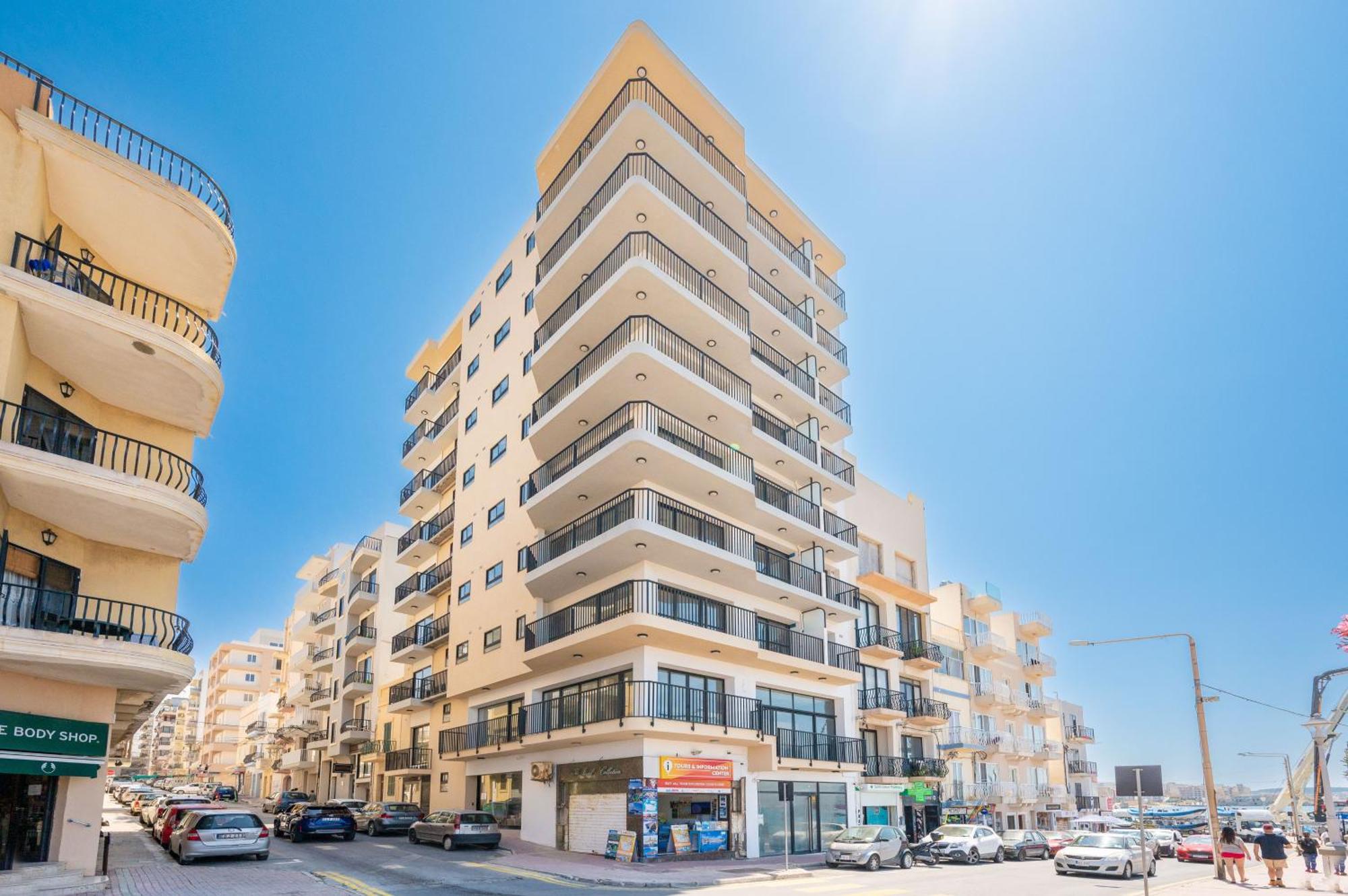 Islet Promenade Seafront Apartment With Large Corner Terrace By Getawaysmalta セント・ポールズ・ベイ エクステリア 写真