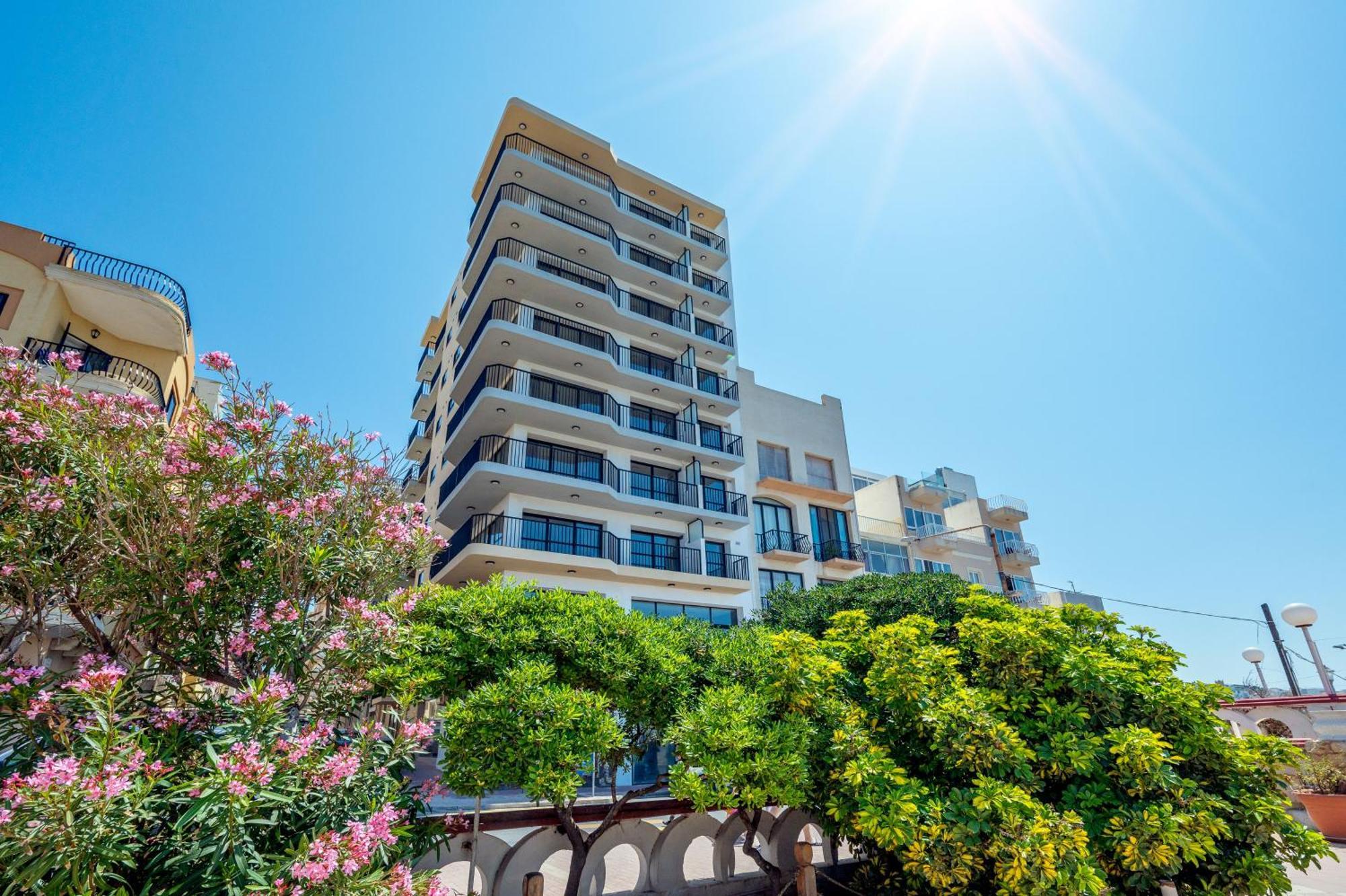 Islet Promenade Seafront Apartment With Large Corner Terrace By Getawaysmalta セント・ポールズ・ベイ エクステリア 写真