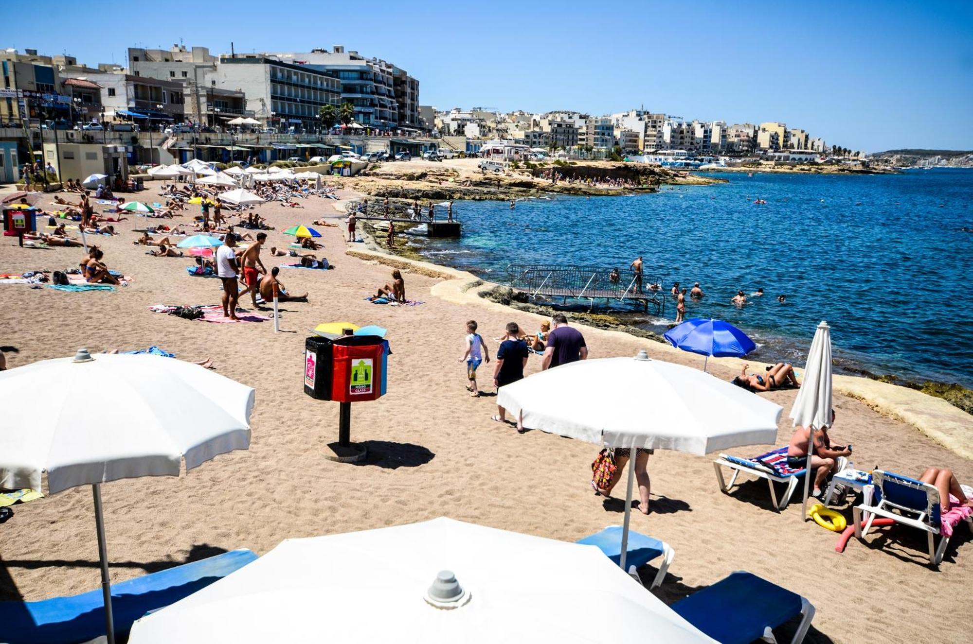 Islet Promenade Seafront Apartment With Large Corner Terrace By Getawaysmalta セント・ポールズ・ベイ エクステリア 写真