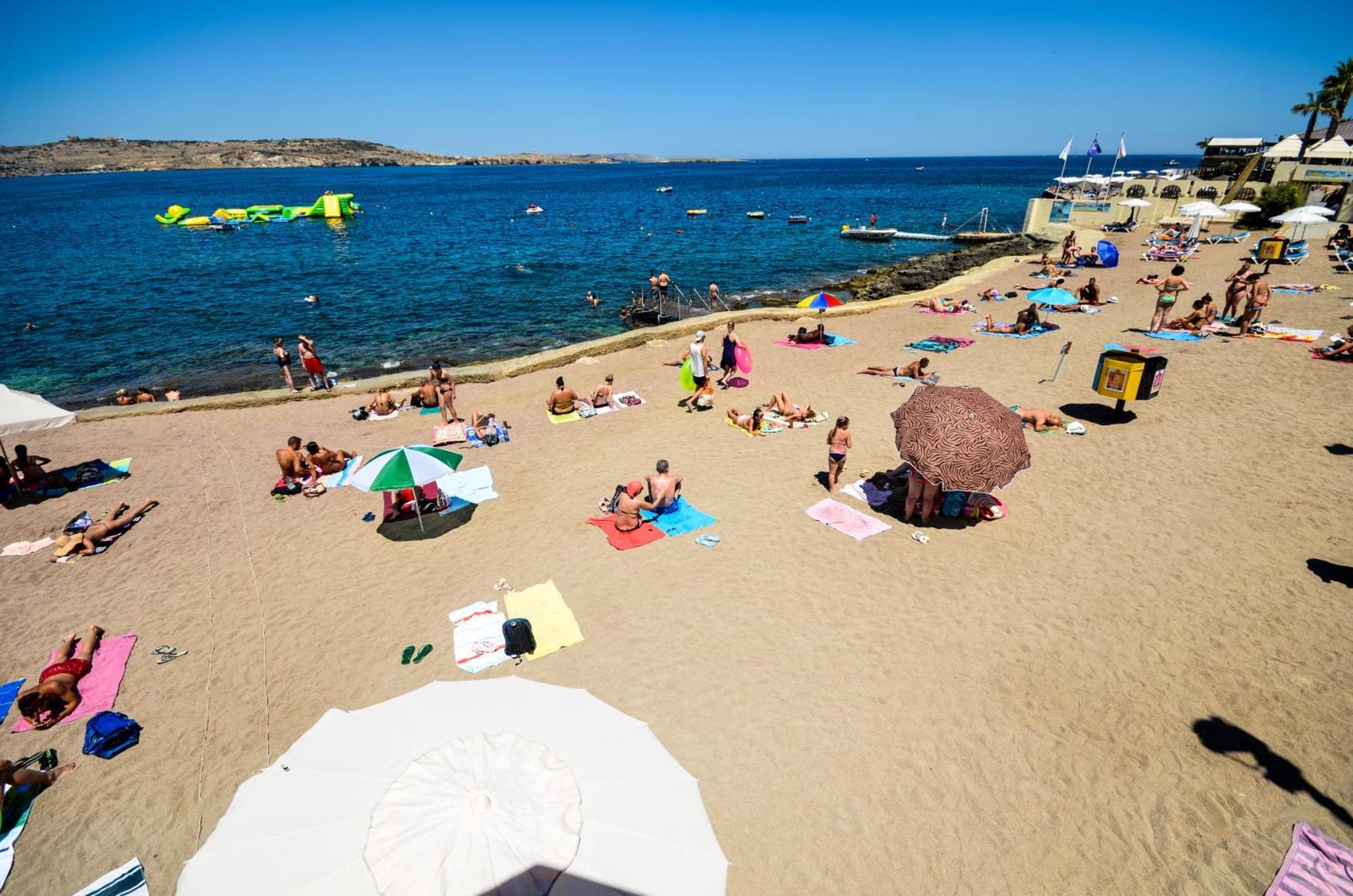Islet Promenade Seafront Apartment With Large Corner Terrace By Getawaysmalta セント・ポールズ・ベイ エクステリア 写真
