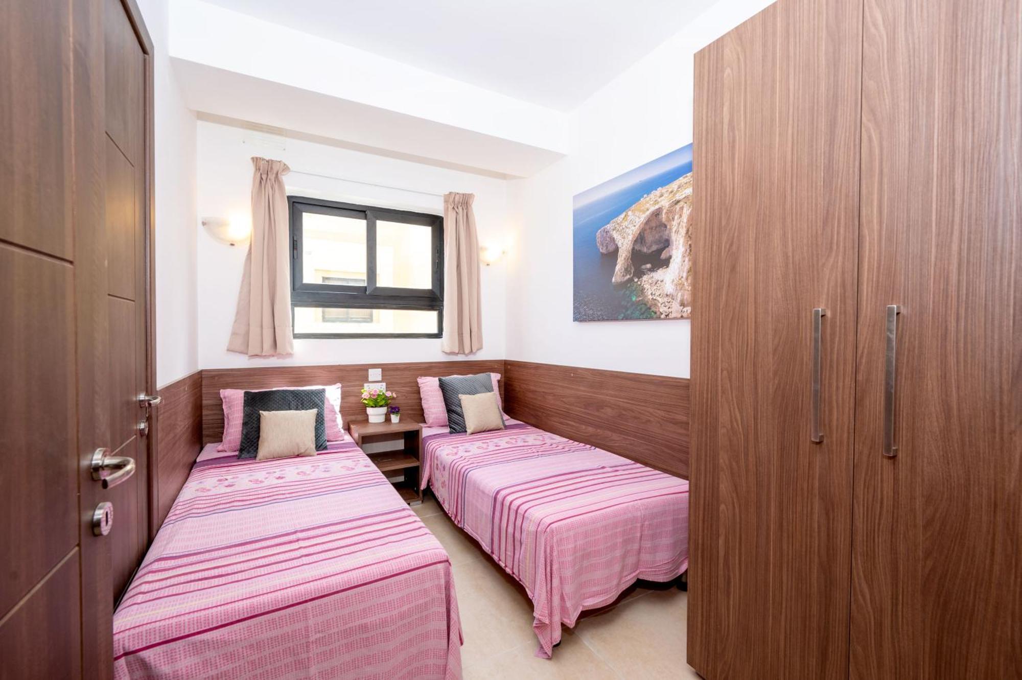 Islet Promenade Seafront Apartment With Large Corner Terrace By Getawaysmalta セント・ポールズ・ベイ エクステリア 写真